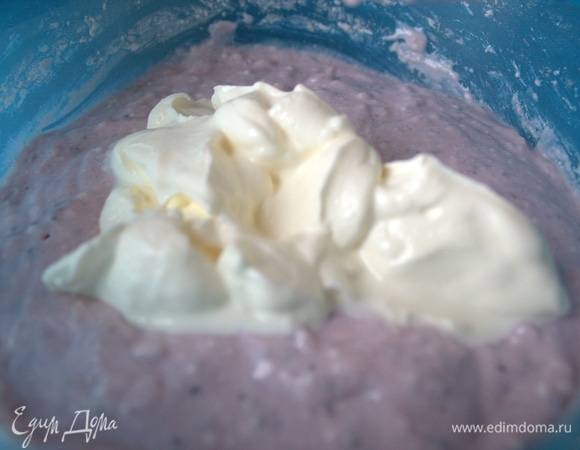 В конце ввести взбитые сливки или жирную сметану.