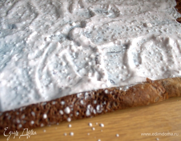 Начать сворачивать блины в плотный рулет.