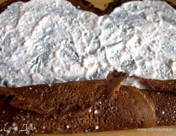 Можно расстелить пленку и сворачивать с помощью нее.