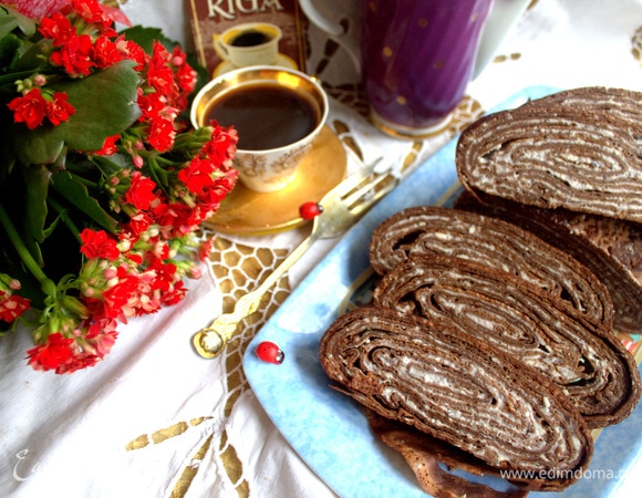 Нарезать на порции и подать к кофе или чаю. 