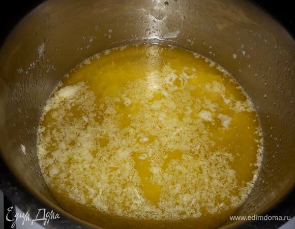 Растопите масло и смешайте с сахаром.