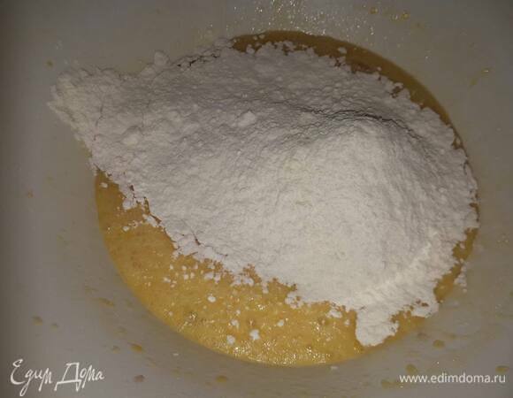 Затем добавьте соду, погашенную уксусом, и муку, перемешайте до однородного состояния.