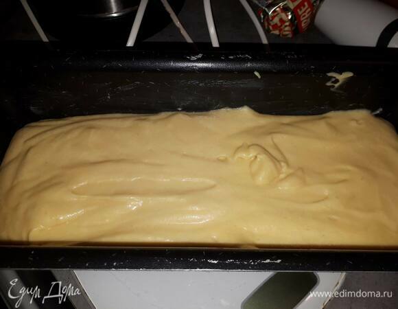 Вылейте тесто в смазанную маслом форму.