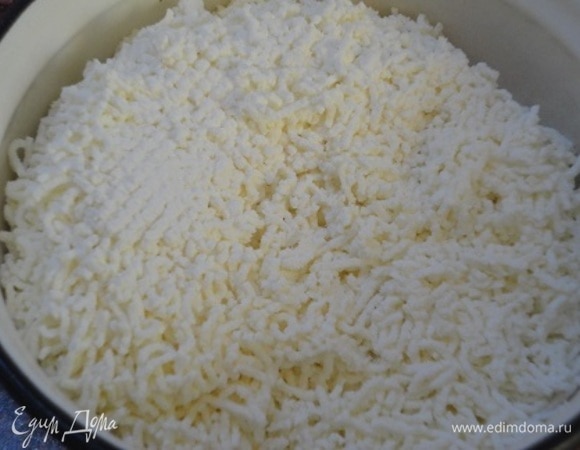 Желательно выбрать качественный сухой творог, который обязательно протираем через сито (можно и два раза). Вишню замачиваем на 30 минут в кипятке, затем воду сливаем, а ягоду просушиваем полотенцем.