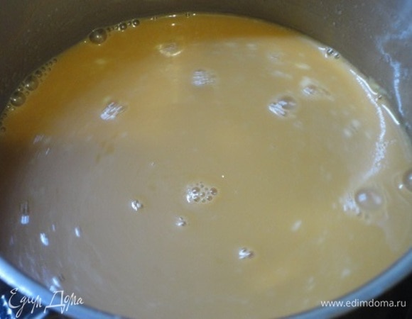 Для заварного крема в сотейнике соединяем сливки, желтки, половину (60 г) сахарной пудры и ванильный сахар. Размешиваем до однородности, ставим на средний огонь и варим, непрерывно помешивая, до консистенции заварного крема. Немного остужаем и добавляем его к протертому творогу.