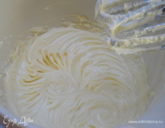 Мягкое сливочное масло взбиваем с оставшейся сахарной пудрой (60 г) до воздушной светлой массы и добавляем его к основной массе. Все тщательно перемешиваем.