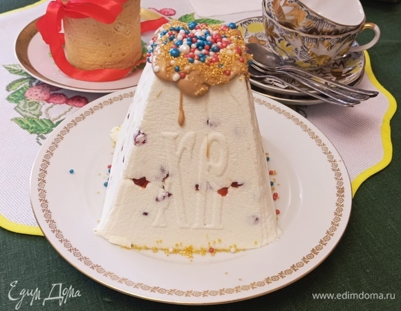 Половину вишни объединяем с творожной массой и перемешиваем. Формы для пасхи выстилаем изнутри смоченной в воде и отжатой марлей. Наполняем творожной массой до половины, плотно утрамбовывая. Оставшуюся вишню вкладываем в центр формы и сверху выкладываем вторую часть творожной массы. Накрываем марлей, ставим сверху плоское блюдце и небольшой груз. Все помещаем на посуду, куда будет стекать жидкость из пасхи. Выдерживаем в холодильнике ночь. Заполняем формы доверху так, чтобы вишневая начинка оказалась в центре. Плотно утрамбовывая массу, разравниваем и накрываем пищевой пленкой.