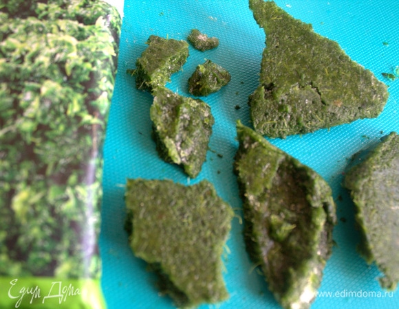 Шпинат взяла из заморозки перемолотый в брикетах. Очень удобно отламывать нужные кусочки.