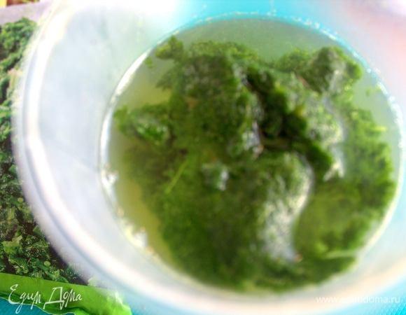 По рецепту нужна горячая вода, в ней и развела шпинат с солью и маслом.