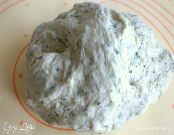 Замесить тестомесом или руками, оставить готовое тесто накрытым.