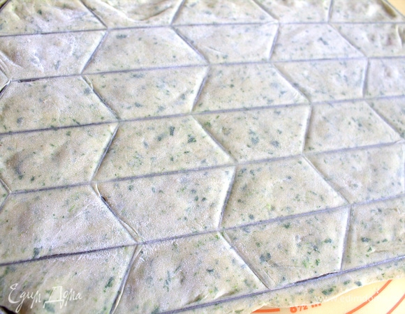 Накрыть вторым пластом теста, раскатать.