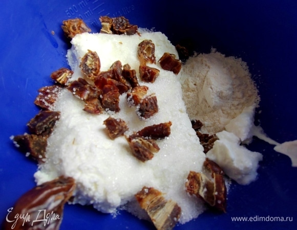 В творог добавить сахар, ванильный сахар, нарезанные финики, муку или крахмал.