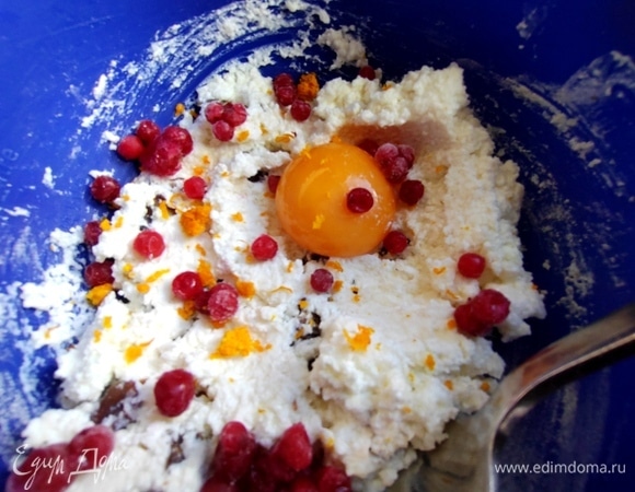 Бруснику из заморозки, цедру апельсина (тоже храню в морозилке, натираю перед тем как съесть апельсин), желток.