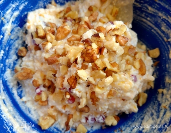 Орехи заранее обжарить, покрошить в начинку. Все смешать.