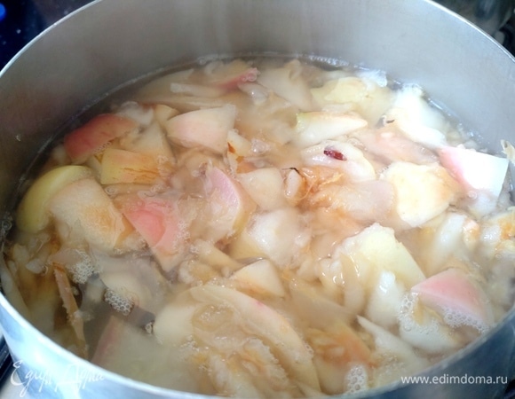 Из яблочных обрезков варим компот.