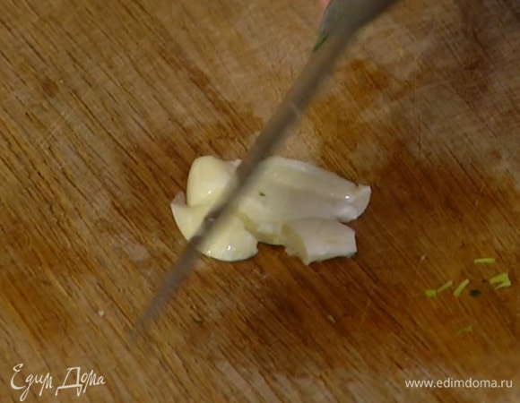 Два зубчика чеснока почистить, раздавить плоской стороной ножа и мелко порубить.