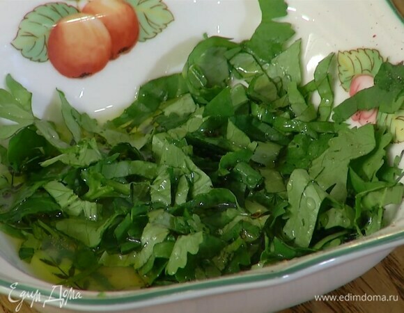 Приготовить соус: кинзу мелко порубить, выложить в миску, влить оливковое масло Extra Virgin, лимонный сок, посолить, поперчить и перемешать.