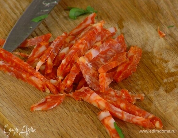 Чоризо нарезать тонкими кружками, а затем соломкой.