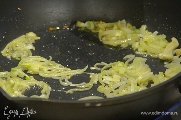 Шалот почистить и нарезать полукольцами, разогреть в тяжелой глубокой сковороде 2 ст. ложки оливкового масла и обжарить шалот до золотистого цвета.
