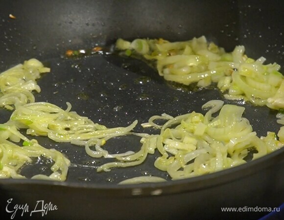 Шалот почистить и нарезать полукольцами, разогреть в тяжелой глубокой сковороде 2 ст. ложки оливкового масла и обжарить шалот до золотистого цвета.