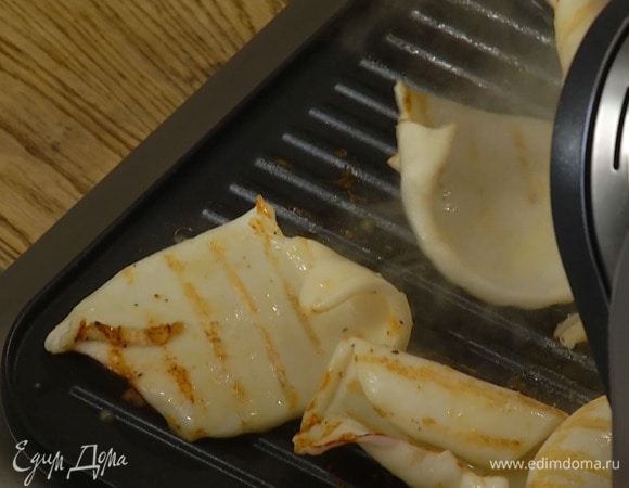 Кальмаров разрезать вдоль пополам и пожарить на разогретом гриле.