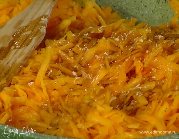 Сковороду с обжаренным луком снять с огня, добавить натертую тыкву и перемешать, затем посолить, поперчить, полить бальзамическим уксусом, посыпать мускатным орехом и еще раз перемешать.