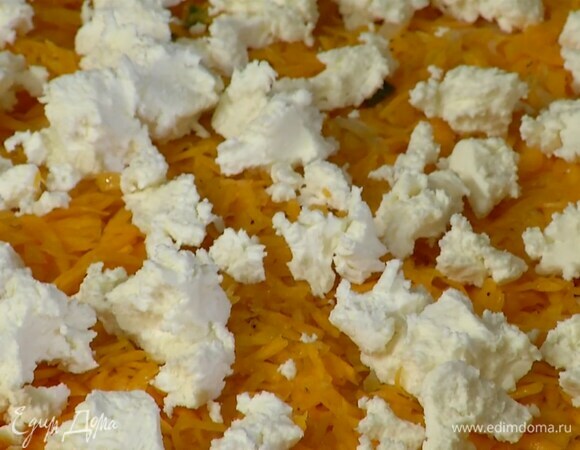 Козий сыр поломать руками и выложить на тыкву.