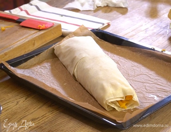 Свернуть тесто с начинкой в рулет по длинной стороне, так чтобы шов оказался внизу, по краям тесто прижать.