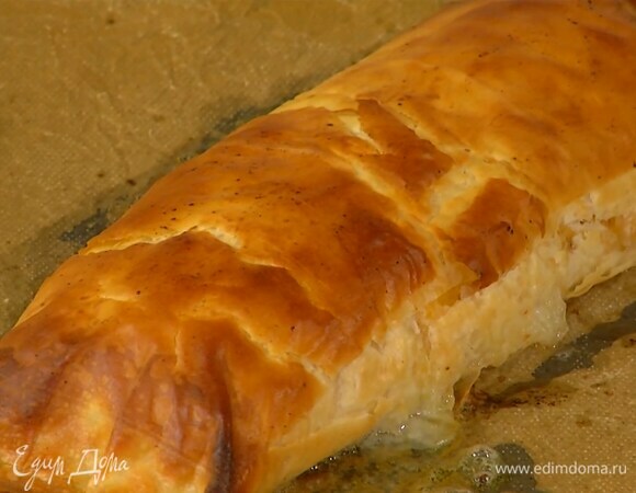 Смазать штрудель оставшимся растопленным маслом и выпекать в разогретой духовке 45–60 минут.