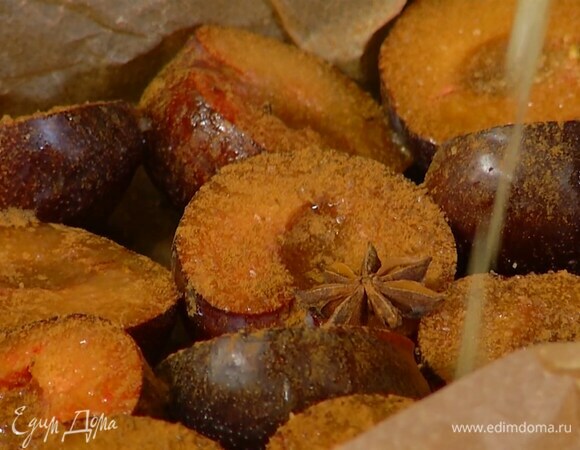 Посыпать сливы сахаром, корицей, добавить бадьян и полить все выжатым из апельсина и половинки лимона соком.