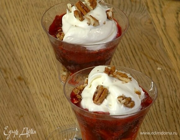 В прозрачные бокалы раскрошить по 2–3 печенья и по половинке пекана, добавить по 2 половинки сливы и еще немного раскрошенного печенья, влить соус, сверху выложить взбитые сливки. Украсить раскрошенным пеканом.