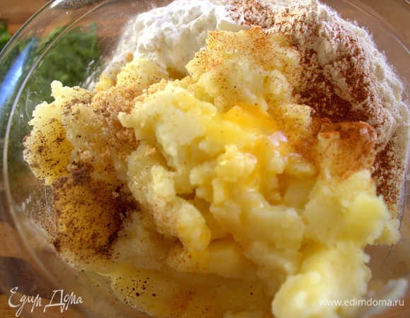 В готовое пюре добавить яйцо, специи, муку, крахмал.