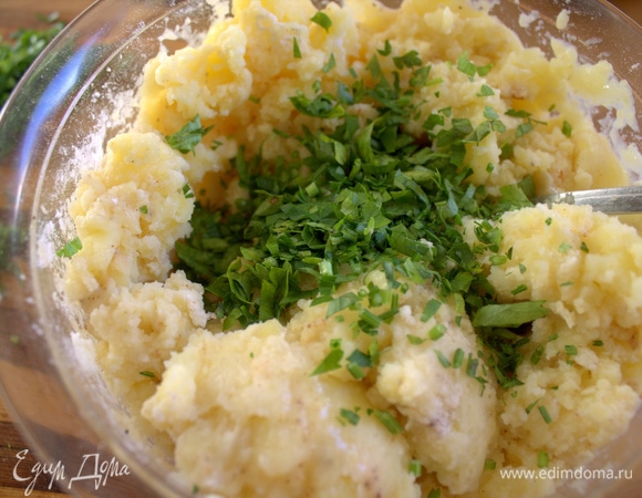 В пюре всыпать петрушку.
