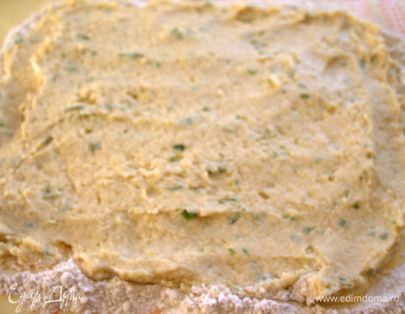 На стол постелить пергамент, насыпать муку и распределить слой пюре.