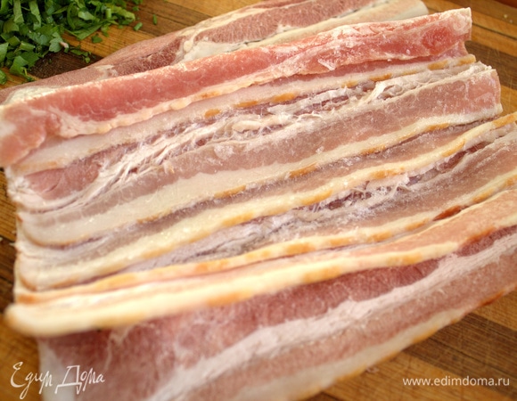 Бекон нарезать (у меня из заморозки).