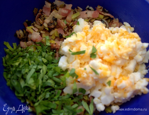 Добавить размятые вареный яйца и петрушку.