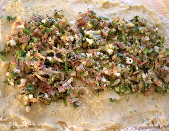 Перенести начинку на основу.