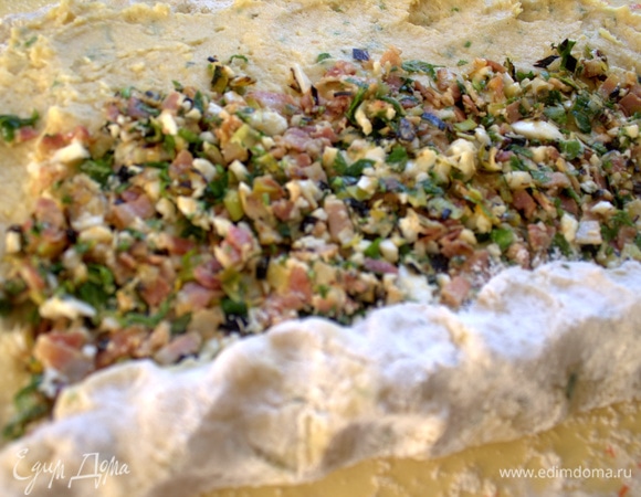 Свернуть в рулет. Я помогала кулинарным шпателем, так как пергамент не постелила.