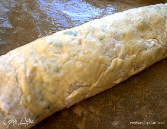 Перенести на противень швом вниз.