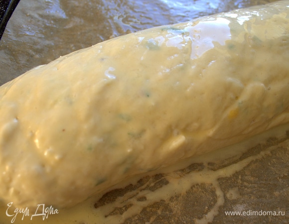 Смазать взбитым яйцом. В процессе запекания смазывала еще раз.