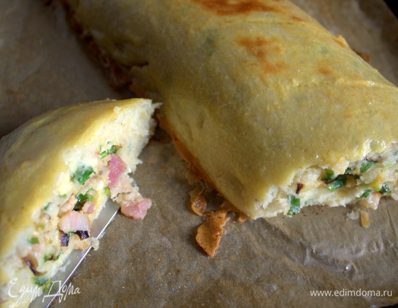 Горячий рулет трудно нарезать, зато такой он самый вкусный.