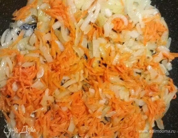 Приступаем к приготовлению заправки для супа. Мелко нарежьте 1 оставшуюся луковицу и морковь. Лучше, если это будут мелкие кубики, но можно натереть морковь и на терке.<br />
Обжарьте лук и морковь на растительном масле до мягкости. Если морковь не очень сладкая, то можно добавить в зажарку 0,5 ч. л. сахара. 