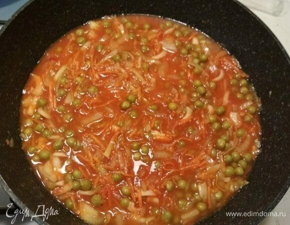 Влейте в зажарку 2 половника бульона. Потушите 5 минут. Попробуйте на вкус. Если вам кажется, что получается слишком кисло, также всыпьте немного сахара. Этим трюком часто пользуются повара, когда вынуждены готовить овощные блюда в несезон. 