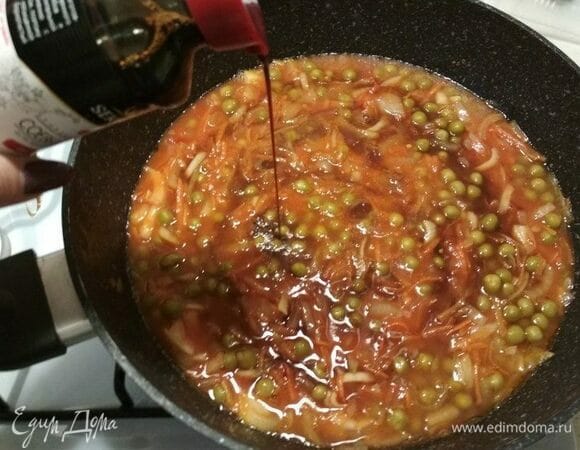 Добавьте соевый соус — я часто использую его вместо соли. Вкус блюд получается более интересным. Но если вы не привыкли к этой азиатской добавке, то возьмите обыкновенную соль. Потомите еще 3 минуты. <br />
За это время очистите и нарежьте картофель брусочками.