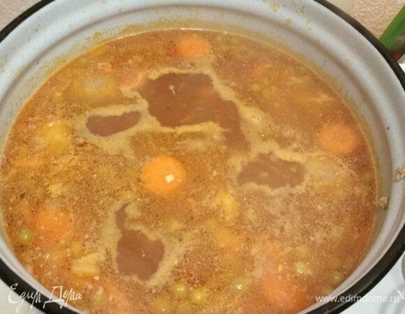 Отправьте к бульону готовую зажарку, варите 5–10 минут, добавьте в суп картофель и варите еще 15 минут, периодически проверяя его готовность. <br />
Вы можете предварительно достать индейку из бульона и разобрать ее на волокна, затем вернуть измельченное мясо в суп.<br />
Не советую добавлять зелень в общую кастрюлю, лучше посыпать измельченной петрушкой, луком или укропом уже разлитый по тарелкам суп из индейки. 