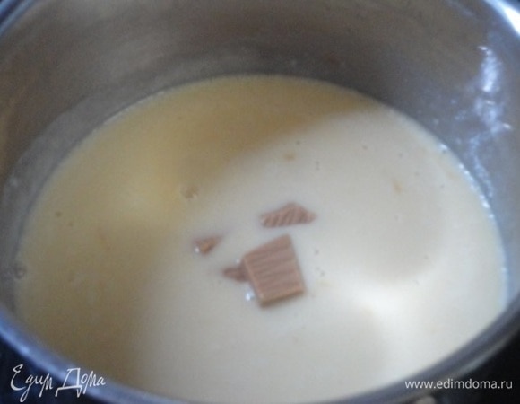 Я начинаю с заварного крема. Для этого смешайте в сотейнике сливки и сахар. Добавьте яйца, тщательно перемешайте венчиком. Поставьте смесь на огонь и медленно помешивайте до полного растворения сахара. Снимите с огня. Добавьте ванильный сахар, перемешайте, верните на огонь. На медленном огне, постоянно помешивая, доведите до состояния, когда начинает подниматься пар и пальцу очень горячо в креме. Снимите с огня, добавьте шоколад и дайте массе остыть.