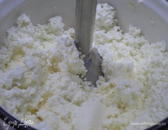 Творог обязательно протрите через сито или пропустите пару раз через мясорубку и соедините со сливочным маслом комнатной температуры. Блендером объедините их до кремовой консистенции.