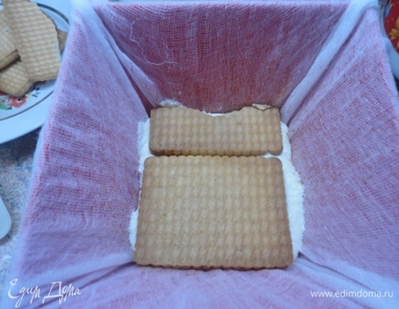 Потом кладем печенье, предварительно обмакнув его в кофе. Я использовала просто хорошее сахарное печенье. Печенье можно поломать пополам, чтобы оно подошло по размеру формы. Повторяем слои, пока не заполнится форма. Последний слой должен быть творожный.