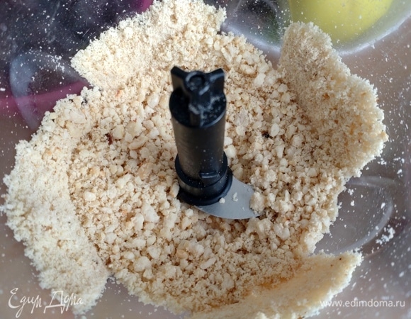 Арахис обжарить заранее, измельчить не в муку, а вот такой крошкой.