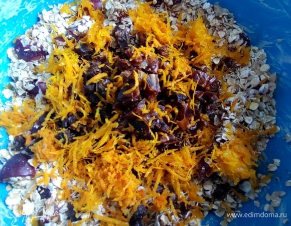 Добавить цедру апельсина и нарезанные финики, горсть вместо сахара.